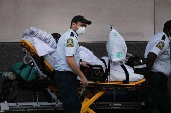 美国疫情死亡人数超过15万,为什么美国人好像无所谓?