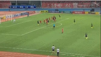 亚冠上港2-2浦和红宝石,日本的第一个进球是颜骏凌的锅还是犯规?哈桑执法公平吗?
