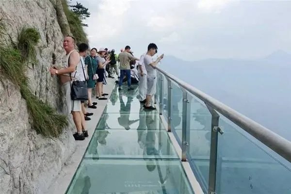 辽宁玻璃栈道发生事故的原因是什么？