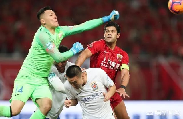 亚冠上港2-2浦和红宝石,日本的第一个进球是颜骏凌的锅还是犯规?哈桑执法公平吗?