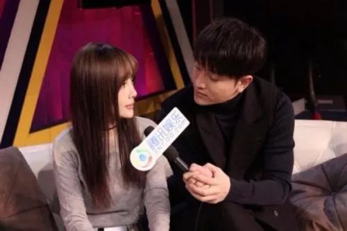 李小璐PG ONE秀恩爱视频流出,为什么李小璐和贾乃亮到现在都没有官宣离婚?