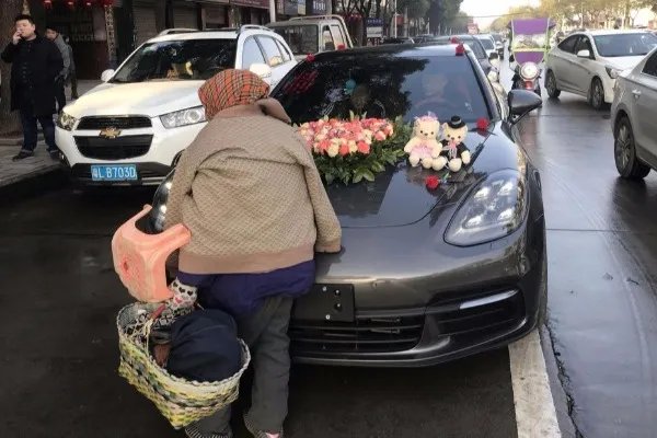 组团拦婚车十几次讨要红包,这些老人的做法应如何对待?