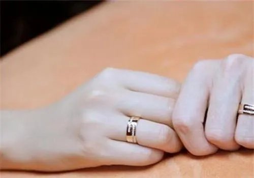 女生戒指的戴法图解分别是什么 婚戒男女各戴哪个手