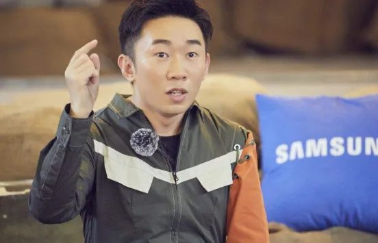 杨迪下跪感谢父母是怎么回事？