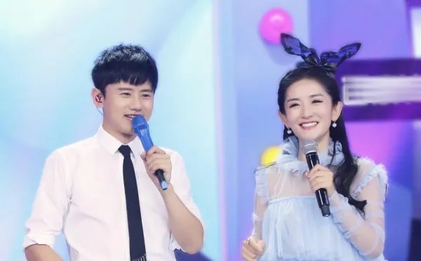 余文乐520晒与妻子的老年化妆造型,娱乐圈还有这样甜蜜的爱情代表吗?