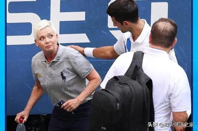 明明是无意击中底线女线审,裁判直接将德约科维奇美网资格取消,这个处罚符合规则么?
