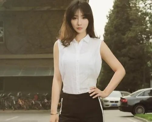 明星黄宗泽柳岩是什么关系？ 性感女神校门前拍照清纯十足
