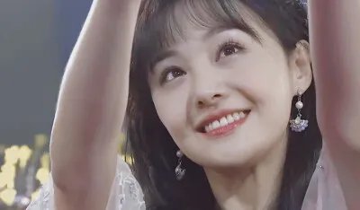如何看待郑爽生日会上重温一起来看流星雨的行为?