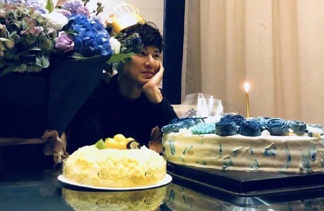 钟汉良晒生日蛋糕“艾特”何炅,为啥何老师的微博沦陷了?