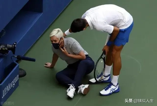 明明是无意击中底线女线审,裁判直接将德约科维奇美网资格取消,这个处罚符合规则么?