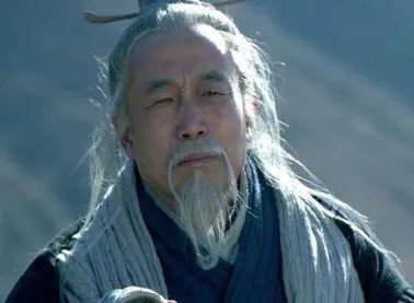 范增与项羽的关系如何?范增为其提供了哪些帮助?