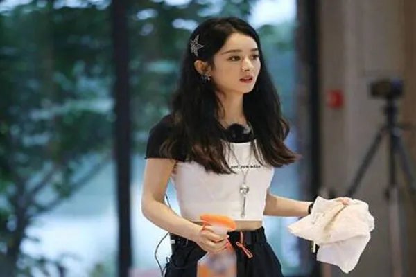 关于赵丽颖切肉切到手抖一事,你有何看法?