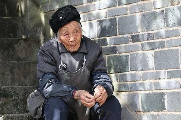 100岁奶奶贴脸陪伴98岁爷爷,这是爱情吗?