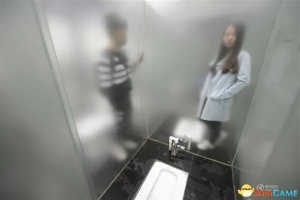 国内首个男、女全透明公厕开放：这画面十分酸爽