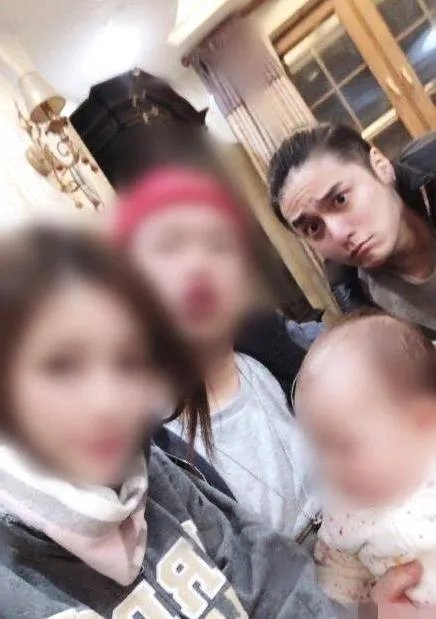 蒋劲夫与朋友聚会合照:依旧梳着小辫子状态很好