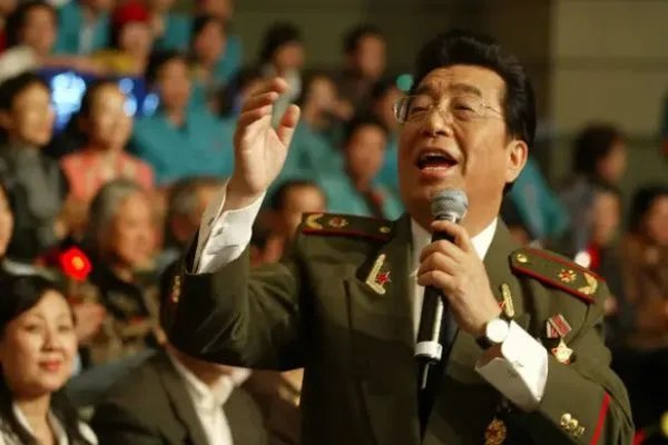 80岁李双江与黄宏热聊,李双江现在是什么军衔?