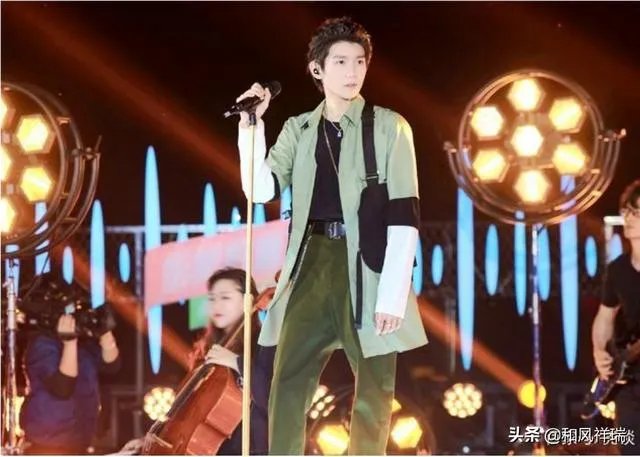 如何评价王源在湖南卫视五四晚会上的表现?