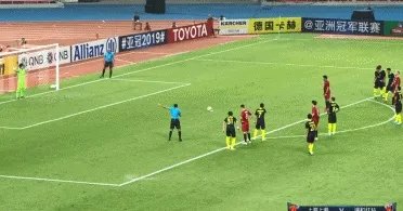 亚冠上港2-2浦和红宝石,日本的第一个进球是颜骏凌的锅还是犯规?哈桑执法公平吗?