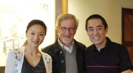 张艺谋的妻女去探班,陈婷打扮的很年轻,你羡慕张艺谋夫妻两人的爱情吗