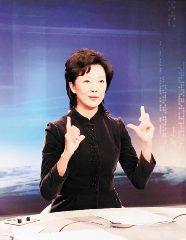 手语老师周晔,直播25年“不说话”,一开口想给朱广权一巴掌,为什么?
