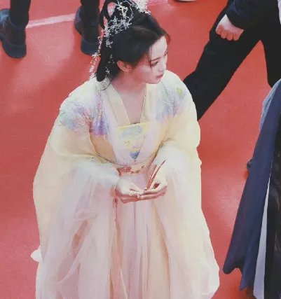 杨超越新剧《七时吉祥》正式开机,现场路透曝光,大家期待吗?