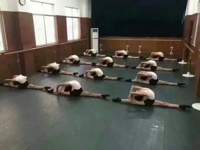 12岁女孩赢得全国街舞冠军,从小靠比赛奖金帮补家计,打动你的有哪些?