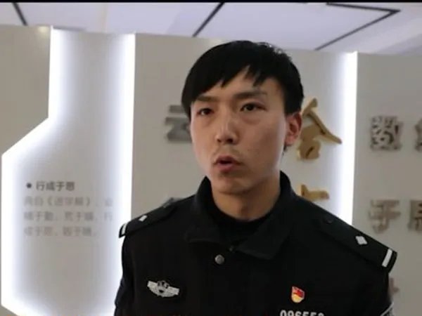 江苏一女子网购32次买真退假被抓,将会承担怎样的法律责任?