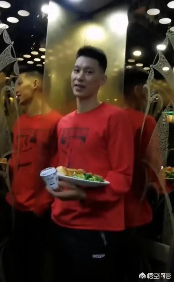 网友晒出电梯偶遇林书豪视频,后者自曝:来到北京后,放弃了饮食规律,你怎么看?
