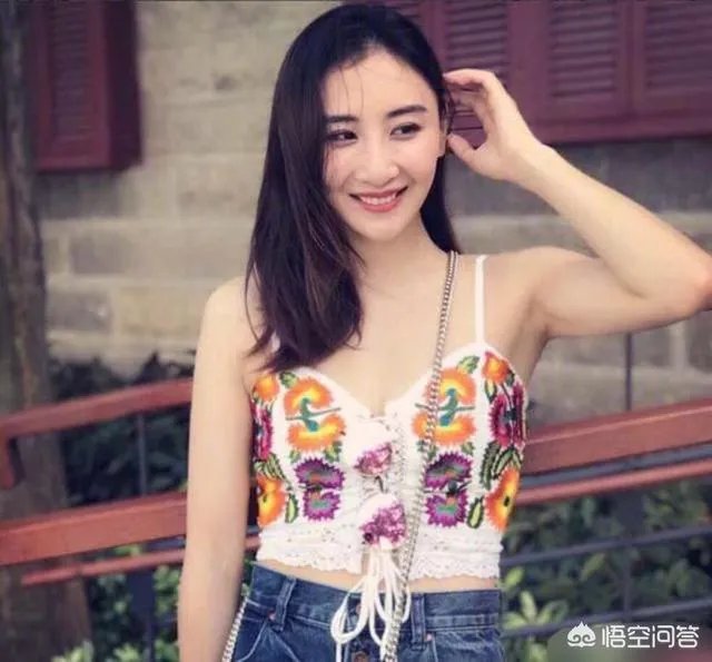 “蹦床女神”何雯娜社交媒体疑似公布恋情！甜蜜晒牵手照片，并13点14分发布！你怎么看？