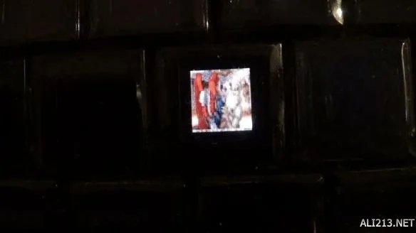 厉害了我的哥！大神用键帽当显示器玩《Doom 2》 
