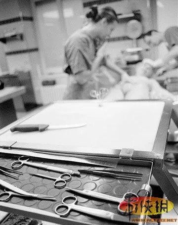 实拍法医解剖室解剖尸体的真实场面 恐怖震撼