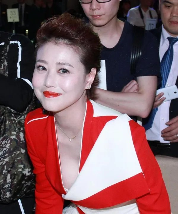 54岁周海媚现身商演现场，她的状态如何？