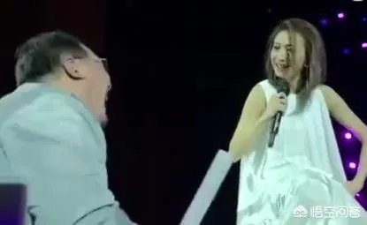 如何看待戴佩妮开演唱会尴尬的微笑?