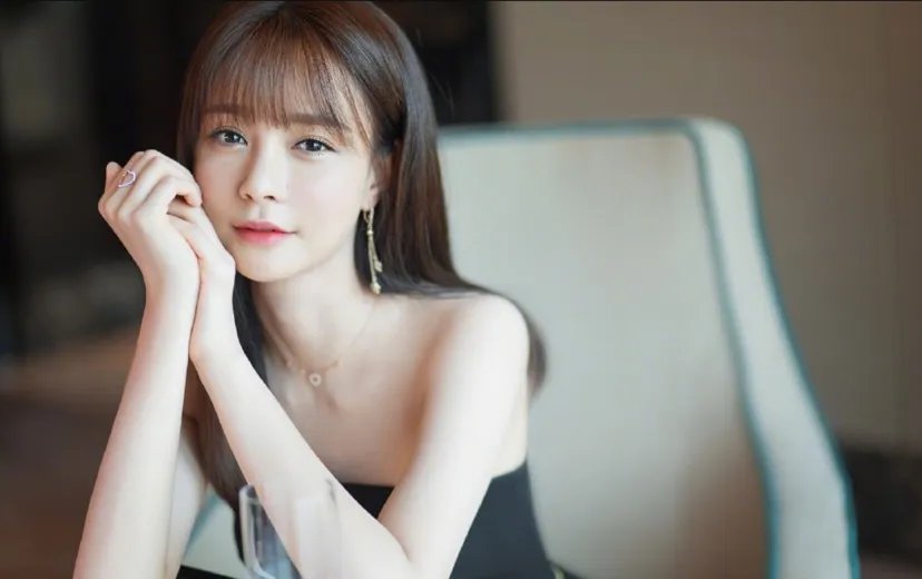 李艾素颜现身机场,与妆后的美艳状态差太远,娱乐圈中还有哪些妆前妆后差异较大的明星?