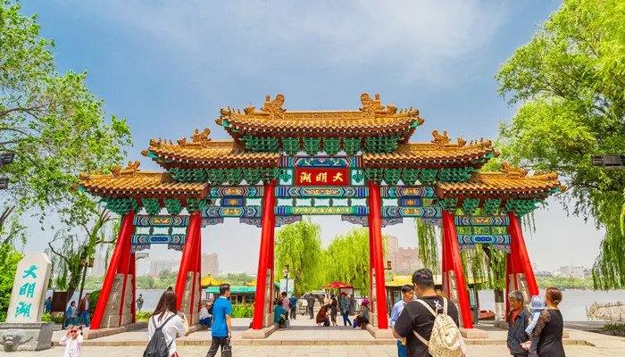 四面荷花三面柳一城山色半城湖全诗