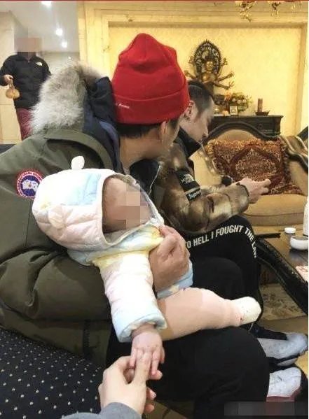蒋劲夫与朋友聚会合照:依旧梳着小辫子状态很好
