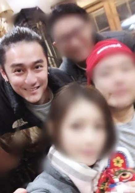 蒋劲夫与朋友聚会合照:依旧梳着小辫子状态很好