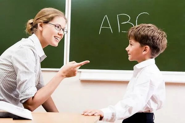 建议取消英语在中小学的主科地位,英语难学吗?
