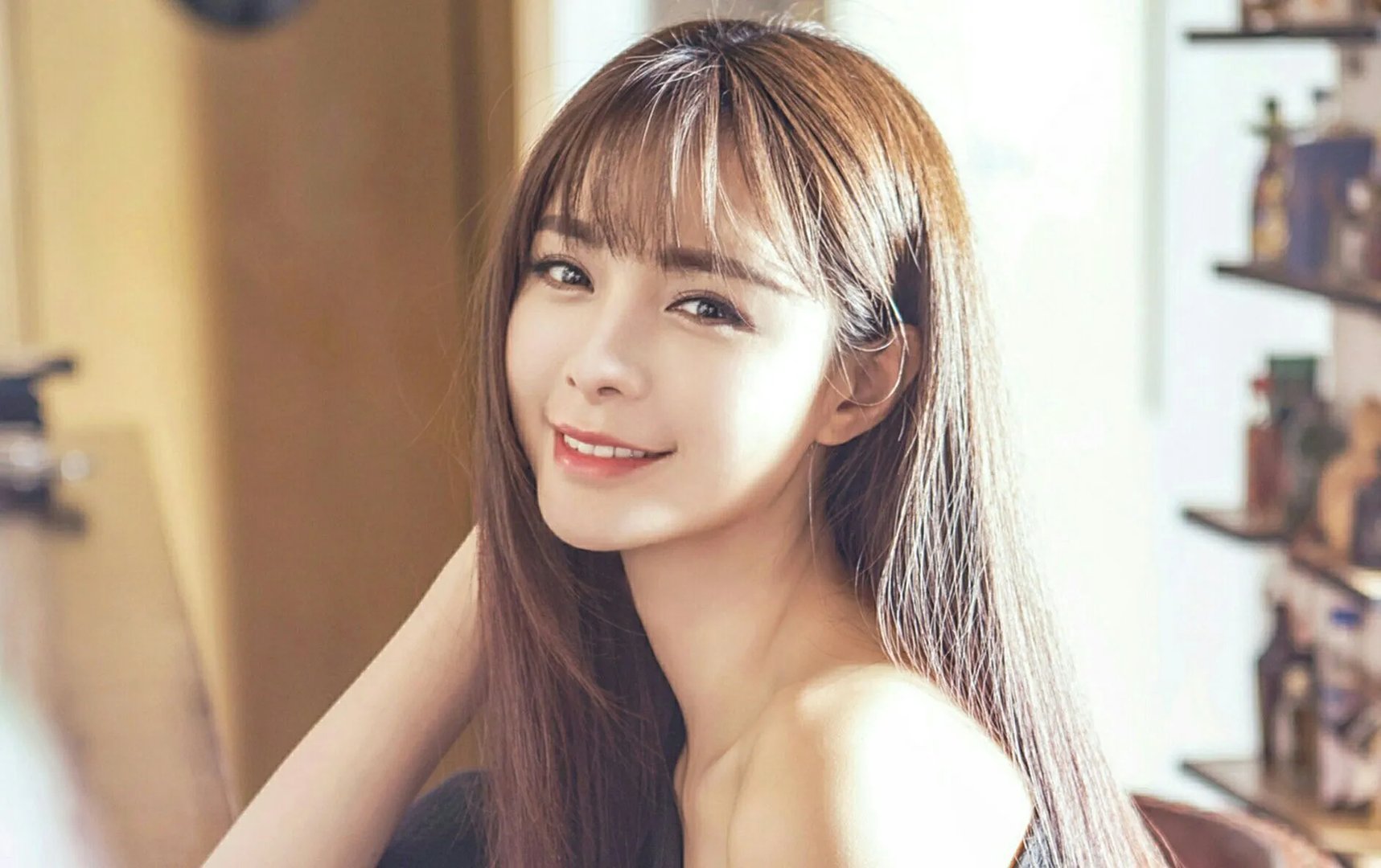 李艾素颜现身机场,与妆后的美艳状态差太远,娱乐圈中还有哪些妆前妆后差异较大的明星?