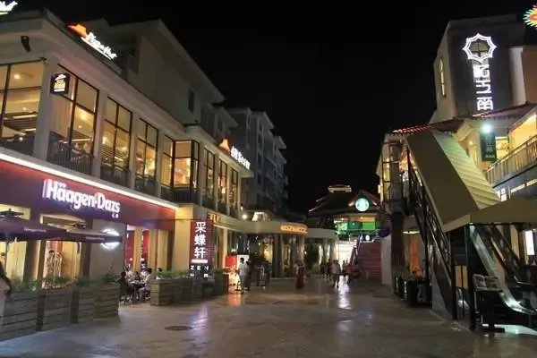 直击静态管理下的三亚:车流稀少,街上白马奔跑!三亚何时能解封?