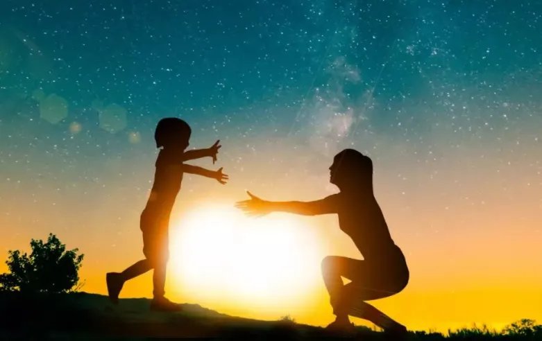 少年深夜出走想去妈妈坟上看看,作为一位母亲可以有多伟大?