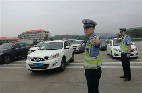 女司机闯红灯被赞真相 什么情况闯红灯能免罚款