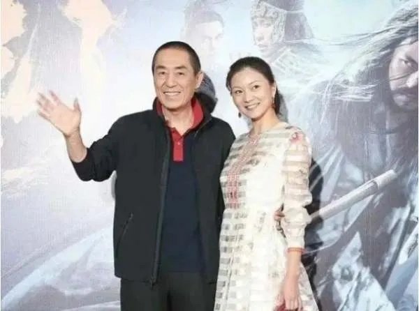 张艺谋的妻女去探班,陈婷打扮的很年轻,你羡慕张艺谋夫妻两人的爱情吗