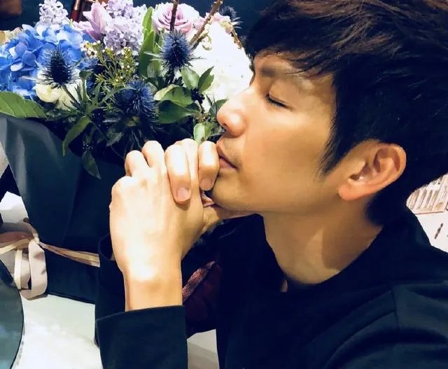 钟汉良晒生日蛋糕“艾特”何炅,为啥何老师的微博沦陷了?