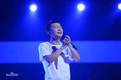 周深的《自己按门铃自己听》感觉他嗓子里装了音响,他的唱功有多厉害?