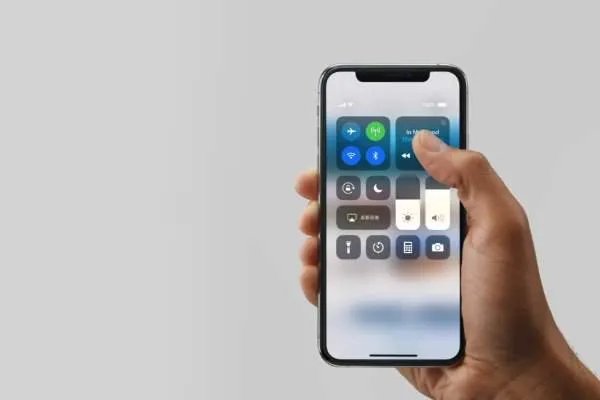 早已申请了折叠屏专利的苹果,为什么却没有会发布折叠 iPhone 的动作?