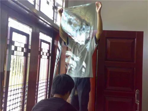 玻璃上贴膜有什么好处 才知道玻璃上贴膜比装窗帘好多了