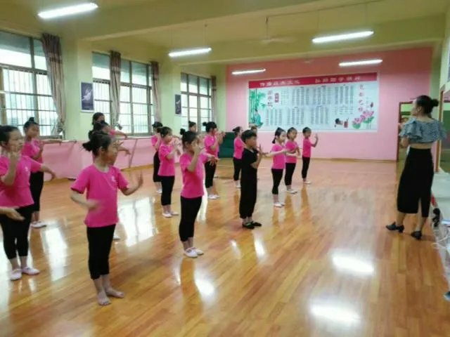 12岁女孩赢得全国街舞冠军,从小靠比赛奖金帮补家计,打动你的有哪些?