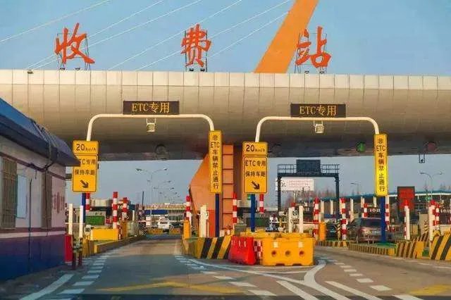司机遇险暗打手势收费员秒懂报警,他打的是什么手势?