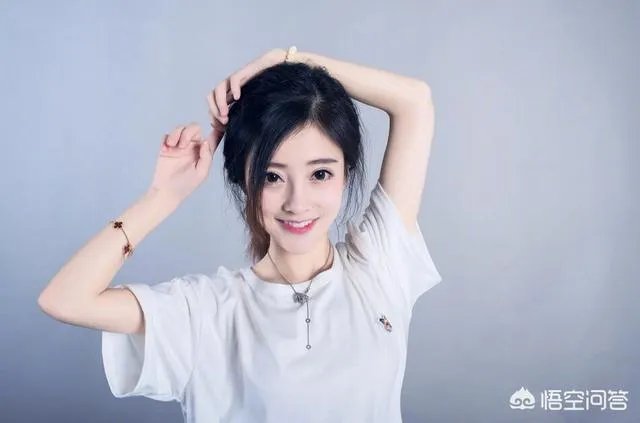冯提莫在快乐大本营中唱的什么歌？她是怎么说自己的表现的？